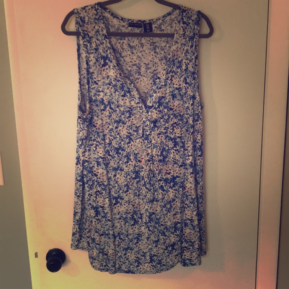 Sold @ consignment - Beautiful floral top 🦋